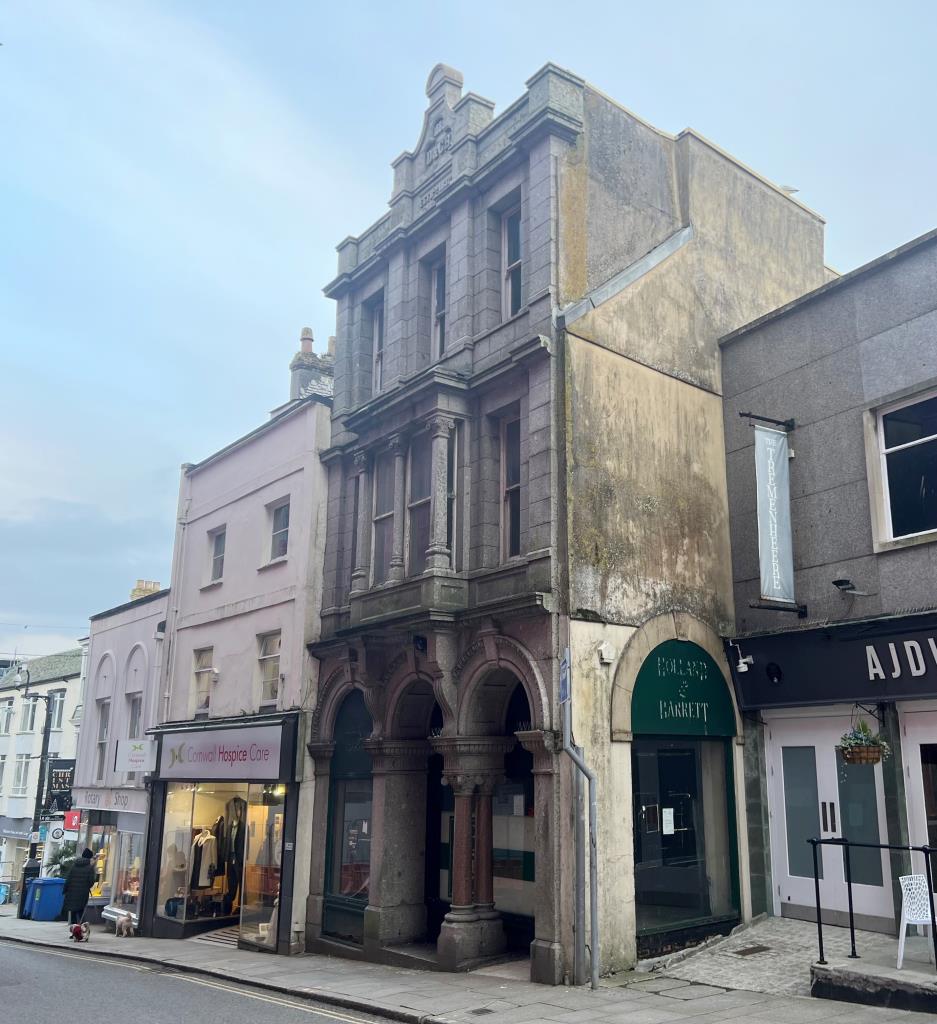 Lot: 104 - LARGE COMMERCIAL BUILDING WITH DEVELOPMENT POTENTIAL - Front elevation of building